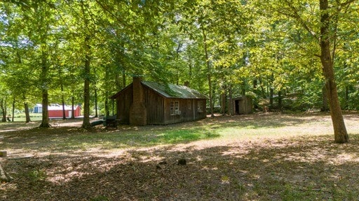 view of yard with an outbuilding