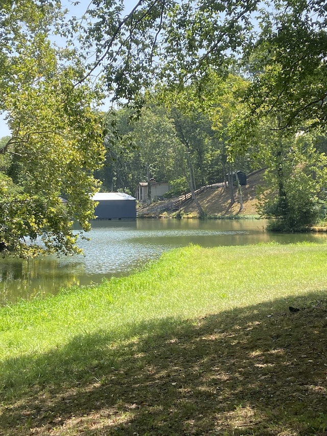 view of yard featuring a water view