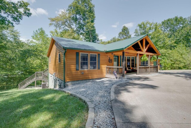 view of front of property with a front yard