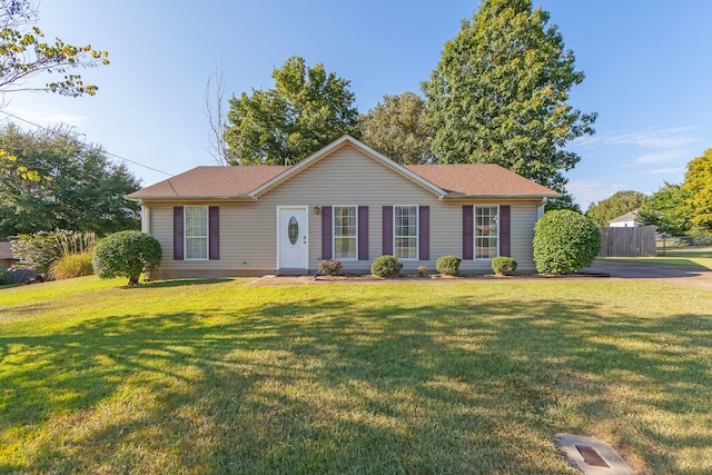 ranch-style home featuring a front lawn