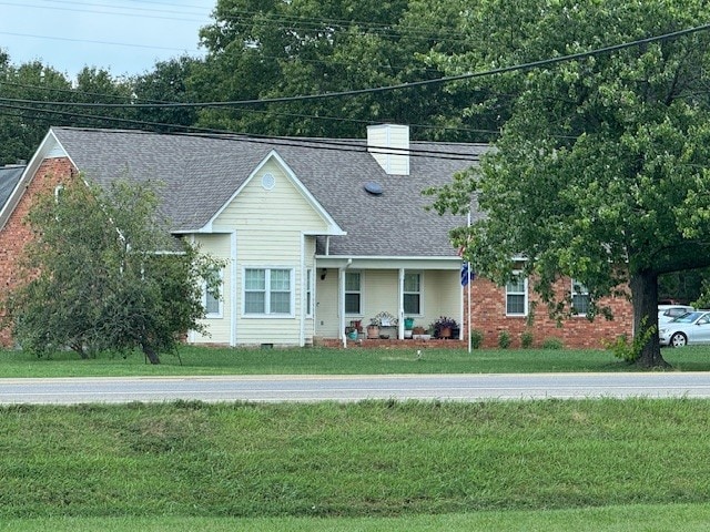 view of front of house featuring a front yard