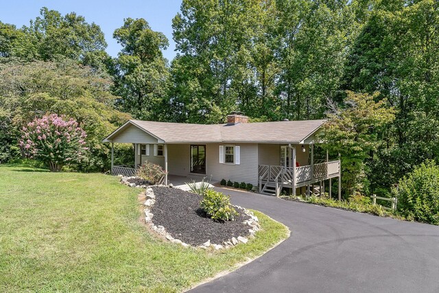 ranch-style home with a front lawn and a porch