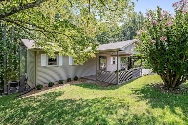 ranch-style house featuring a front lawn