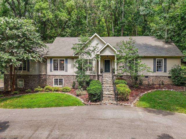 view of front facade featuring a front yard