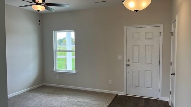 carpeted foyer featuring ceiling fan