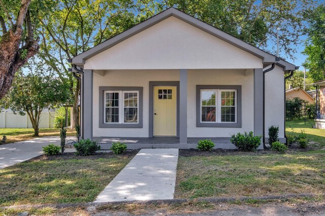 view of front facade featuring a porch and a front yard