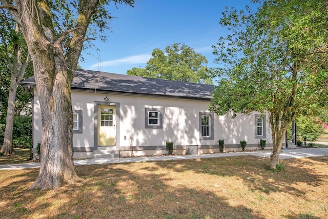 single story home featuring entry steps and a front lawn