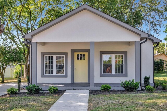 view of front of house featuring a front lawn