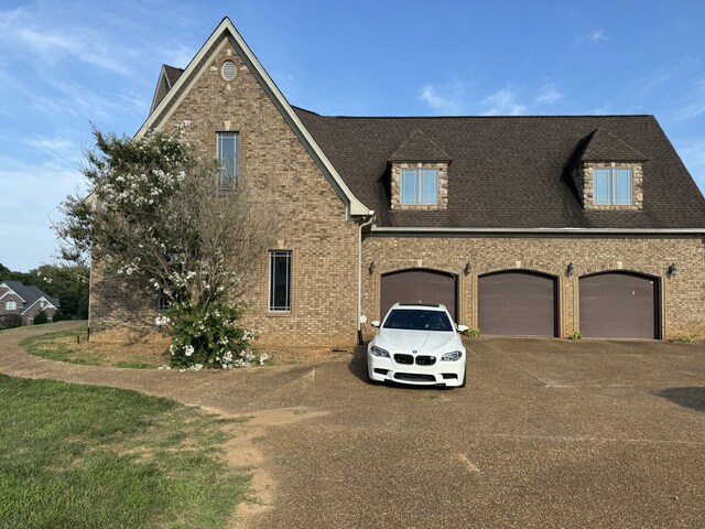 view of front facade featuring a garage