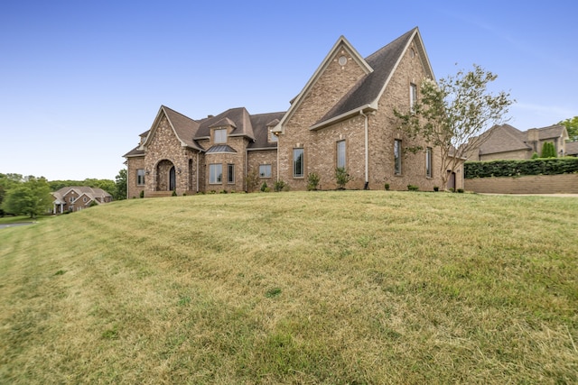 view of front of home featuring a front lawn