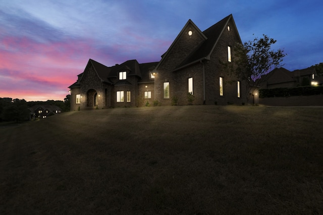 view of front of home featuring a front yard