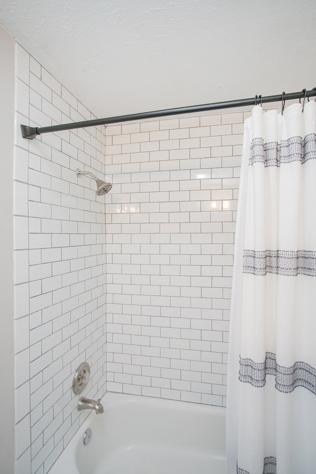 bathroom with shower / tub combo