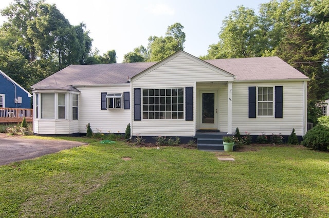 view of front facade with a front yard