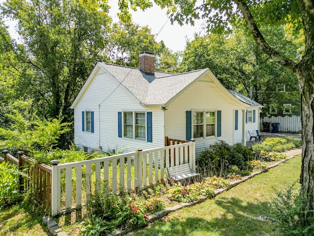 view of front of property with a front yard