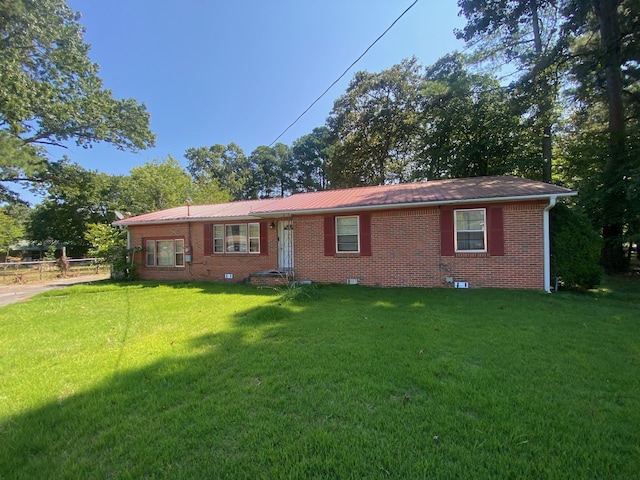 single story home featuring a front lawn