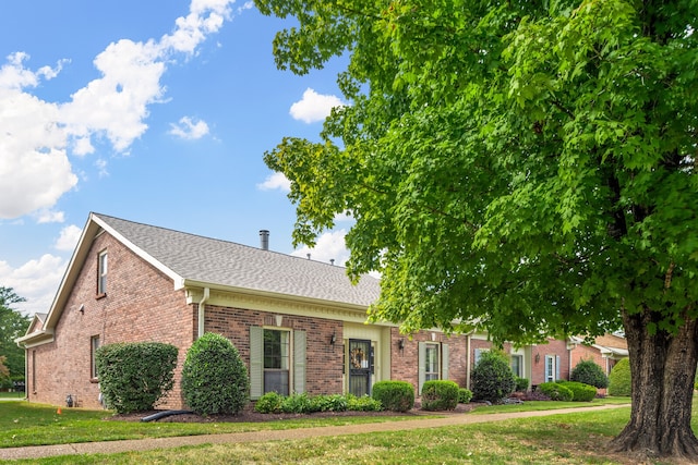 view of front of property featuring a front yard