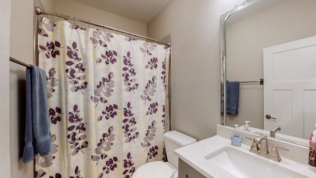 bathroom with a shower with shower curtain, vanity, and toilet