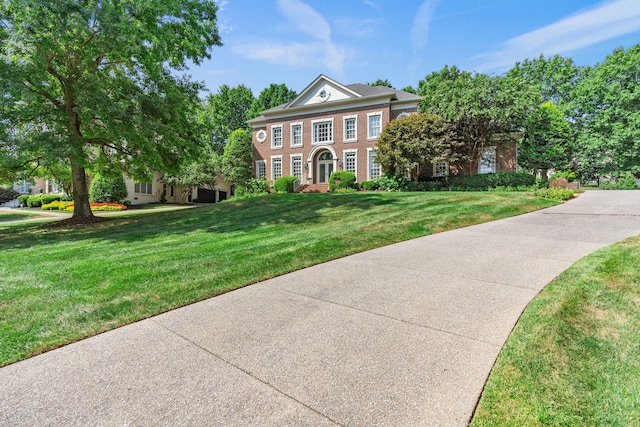 view of front facade featuring a front lawn