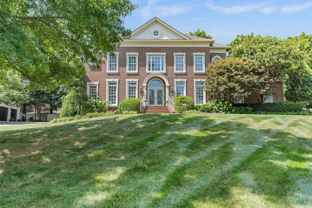 view of front of property featuring a front lawn