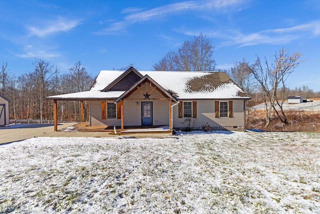 view of front facade with covered porch and crawl space