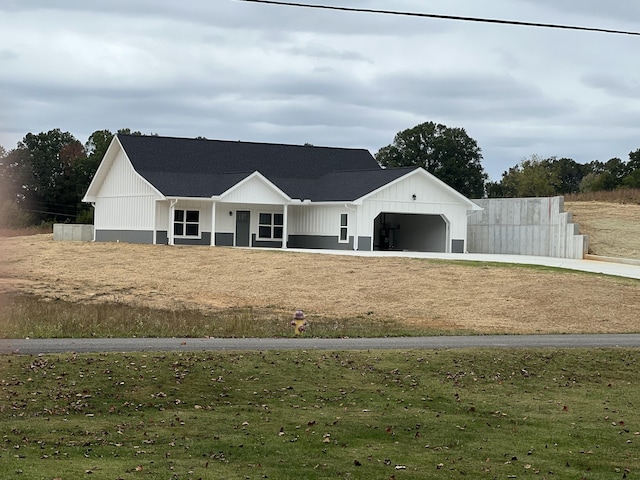 view of front of property featuring driveway and a garage