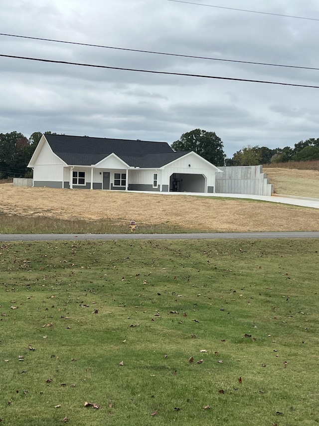 view of front of house with fence