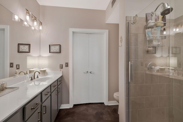 full bath featuring visible vents, toilet, vanity, tiled shower, and baseboards