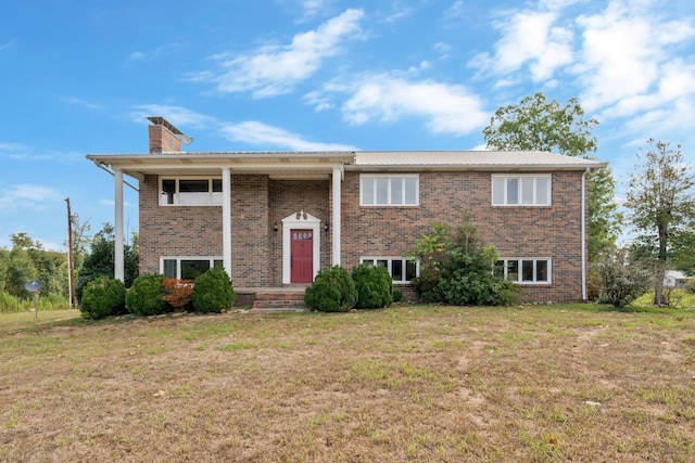 bi-level home featuring a front lawn