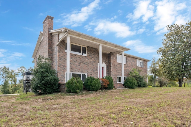 view of front facade with a front lawn