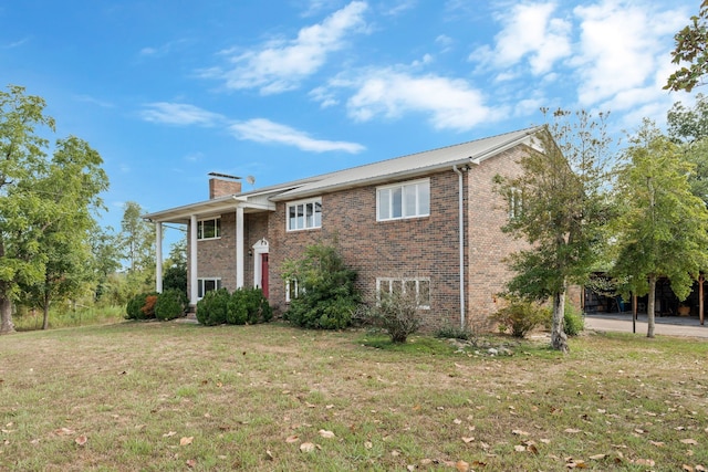 view of front facade featuring a front lawn