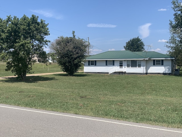 view of front facade with a front lawn