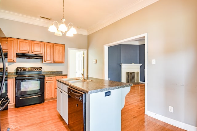 kitchen featuring light hardwood / wood-style floors, a chandelier, sink, black appliances, and an island with sink