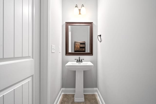 bathroom featuring baseboards and tile patterned floors