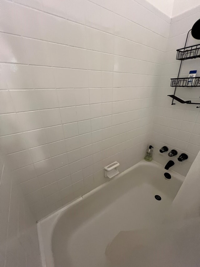 bathroom featuring tiled shower / bath