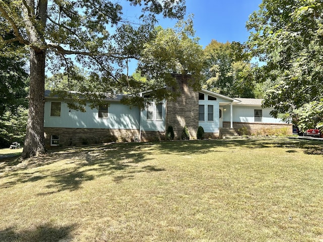 view of front of home featuring a front lawn