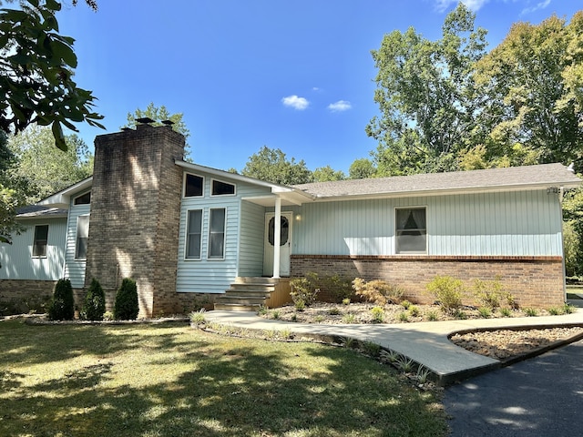 single story home featuring a front lawn