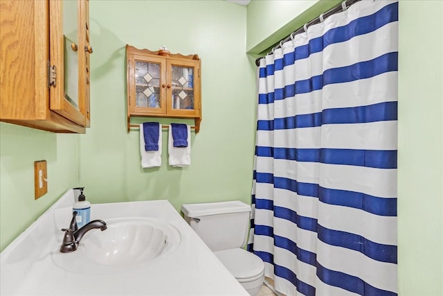 bathroom featuring a sink, toilet, and a shower with shower curtain