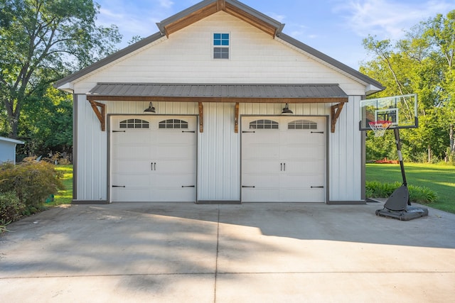 garage featuring a lawn