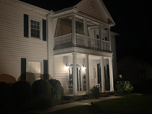 view of front facade featuring a balcony