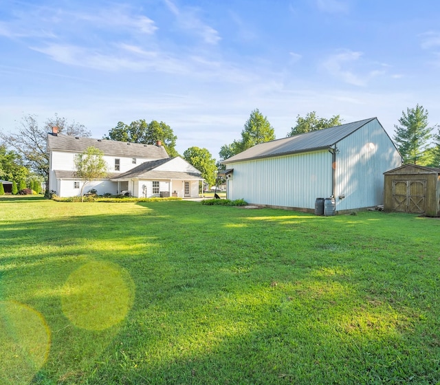 view of yard with a storage unit