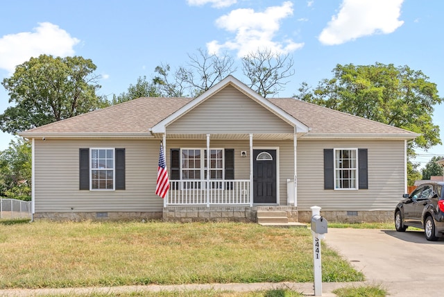 view of front of home featuring covered porch and a front lawn