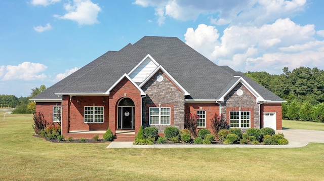 view of front facade featuring a front lawn