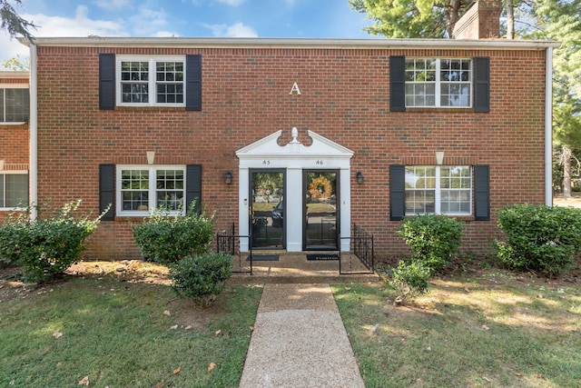 view of front facade with a front yard