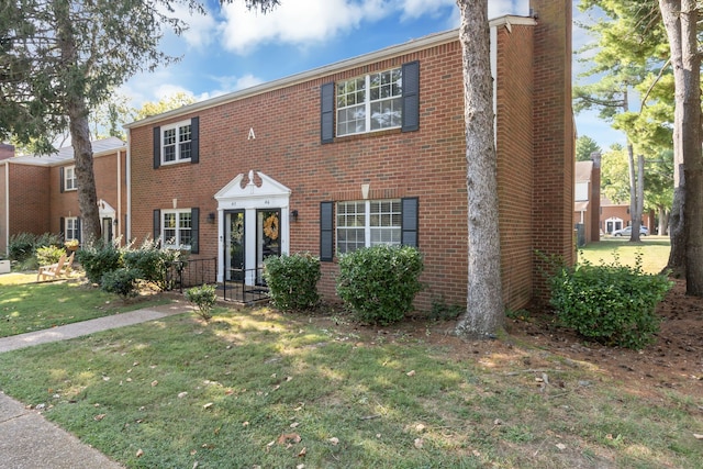 colonial house featuring a front yard