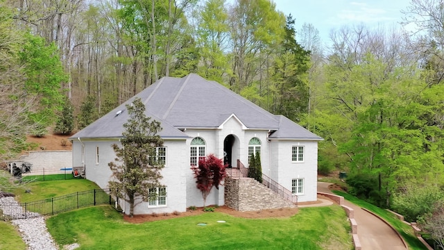 view of front of property featuring a front yard