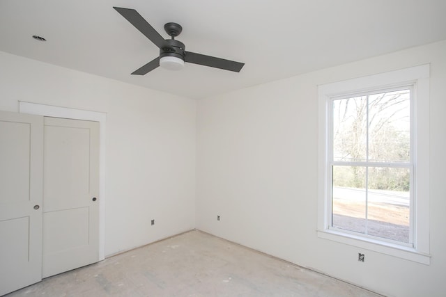 unfurnished bedroom featuring ceiling fan and a closet