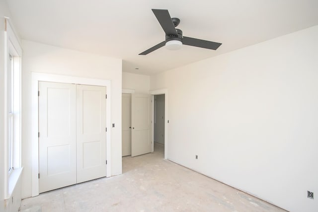 unfurnished bedroom featuring ceiling fan and a closet