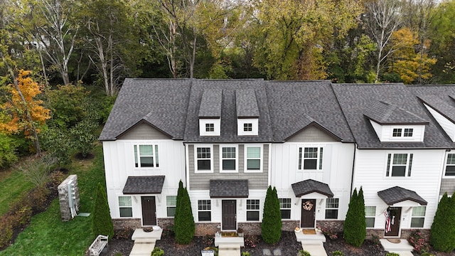 view of front of house featuring a front lawn