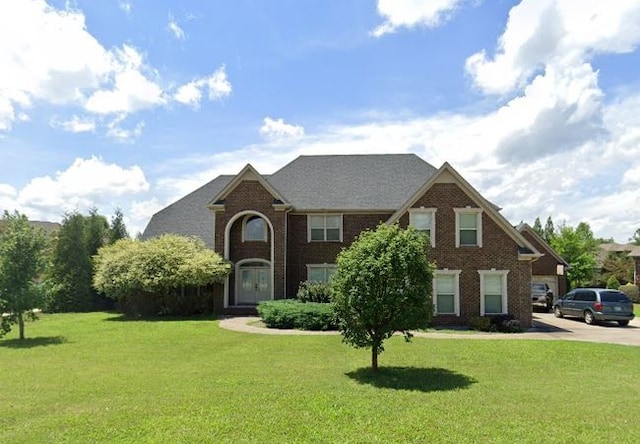 view of front of home featuring a front yard