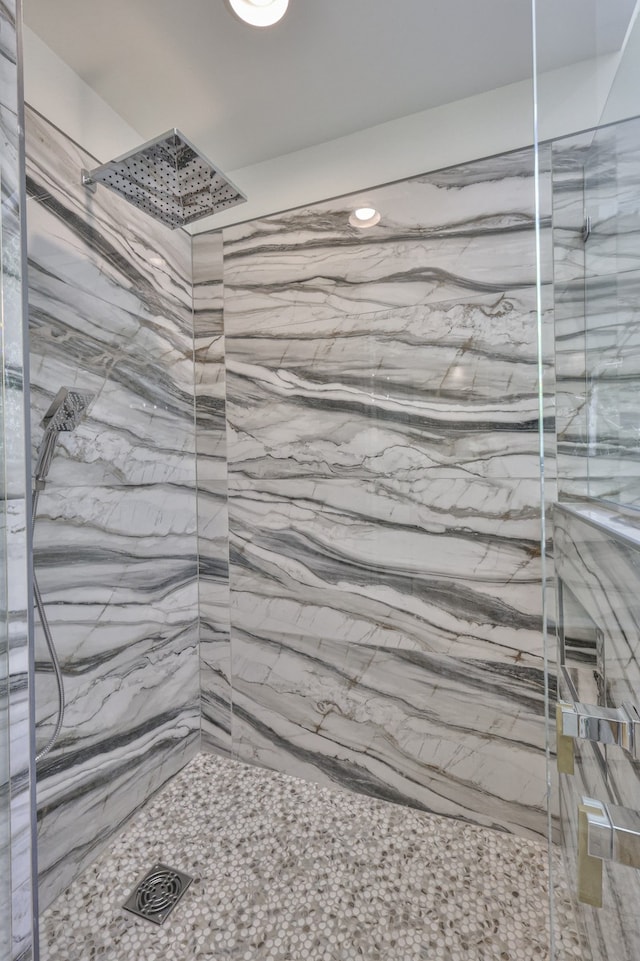 bathroom featuring a tile shower